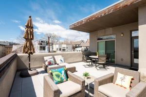 Posezení v ubytování Center of LoHi - Roof Deck - Walk Everywhere