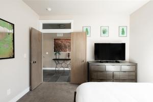 TV a/nebo společenská místnost v ubytování Center of LoHi - Roof Deck - Walk Everywhere