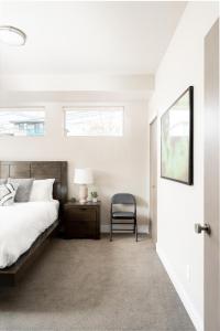 Postel nebo postele na pokoji v ubytování Center of LoHi - Roof Deck - Walk Everywhere