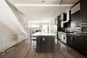 Kuchyň nebo kuchyňský kout v ubytování Center of LoHi - Roof Deck - Walk Everywhere