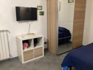 TV a/nebo společenská místnost v ubytování Il nido di Pietro