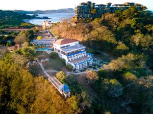 プラヤ・フラミンゴにあるDunama Hotelの高台の建物の空中