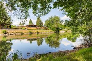 een trein staat geparkeerd naast een rivier bij Private Waterfront Retreat near downtown Auburn in Auburn