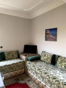 un salon avec un canapé et une table dans l'établissement Villa avec piscine et jardin privés, à Casablanca 44 autres photos