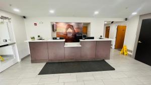 um lobby com um balcão com um quadro na parede em Royal Inn Midvale em Midvale
