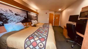ミッドベールにあるRoyal Inn Midvaleのベッド2台、薄型テレビが備わるホテルルームです。