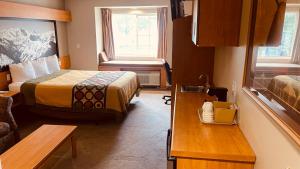 une chambre d'hôtel avec un lit et une fenêtre dans l'établissement Royal Inn Midvale, à Midvale
