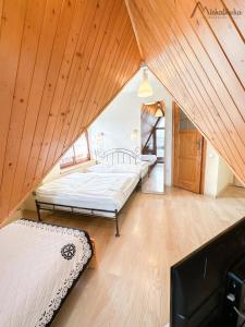Postel nebo postele na pokoji v ubytování Willa Michałówka Attic