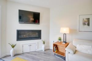 Televisyen dan/atau pusat hiburan di Newly Renovated Bartlett Condo with Mountain Views!