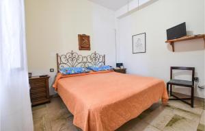 - une chambre avec un lit doté d'un couvre-lit orange et d'une chaise dans l'établissement Awesome Home In Trappeto With Wifi, à Trappeto
