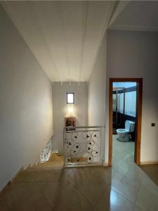 um quarto com uma casa de banho com um WC e uma porta em Villa avec piscine et jardin privés em Casablanca