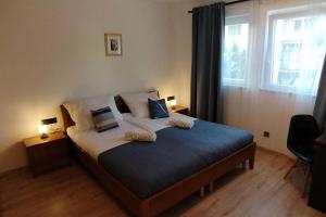 una camera da letto con un letto con due cuscini sopra di Cute Apartment Marla Art close to Center a Pola (Pula)