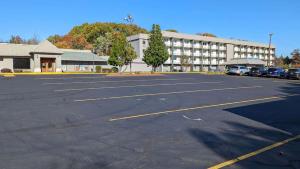 ein Parkplatz vor einem großen Gebäude in der Unterkunft Motel 6-Danvers, MA - Boston North in Danvers