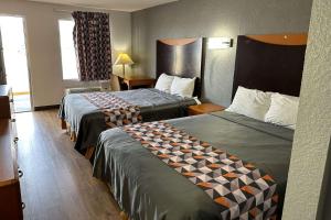 ein Hotelzimmer mit 2 Betten in einem Zimmer in der Unterkunft Rodeway Inn in Hopkinsville