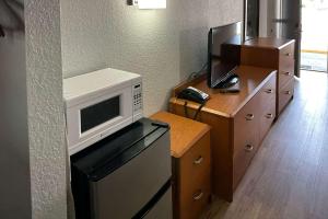 a kitchen with a microwave on top of a stove at Rodeway Inn in Hopkinsville