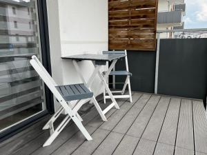 uma mesa e uma cadeira numa varanda em APARTAMENT PAKO z miejscem w garażu podziemnym em Toruń