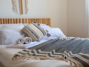 Una cama con una manta y dos toallas. en Sunny Apartments, en Stomorska