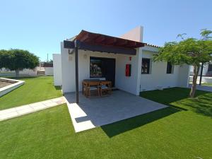 mały dom ze stołem na dziedzińcu w obiekcie Cozy Colorado pool view #3 w mieście Maspalomas