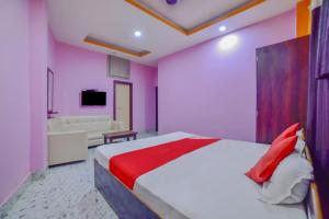 a bedroom with pink and white walls and a bed at OYO Flagship 80963 The Subhadra in Muzaffarpur