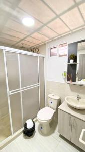 a bathroom with a shower and a toilet and a sink at Apartahotel 222 Apartamento 503 in Pereira
