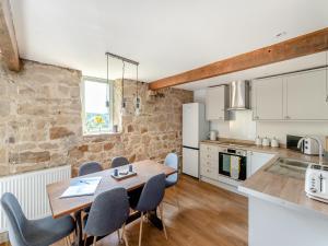 cocina y comedor con mesa y sillas en Lakeview Cottage - Uk44099 en Carsington