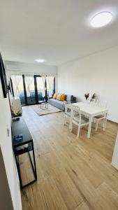 Una sala de estar con una mesa blanca y un sofá. en F4 - chic - piscine - salle fitness, en Dakar