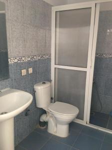 een badkamer met een toilet en een wastafel bij Blue holiday in Oued Laou