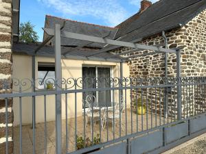 Miniac-MorvanにあるLa maison du Chêne 2の金属の柵