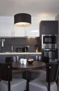 Dapur atau dapur kecil di EPIC Apartments Duke Street