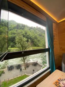 Nespecifikovaný výhled na hory nebo výhled na hory při pohledu z hotelu