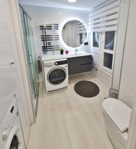 a bathroom with a washing machine and a sink at El Manso, 150m Playa, Opción de Garaje in Gijón