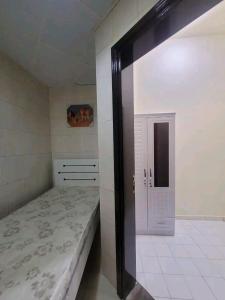 um quarto com uma cama e uma porta em Moca hostel em Dubai