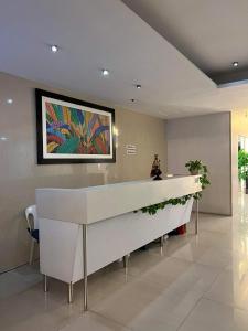 una recepción en una habitación con un cuadro en la pared en San Remo Oasis and Bamboo Bay Condominium, en Mandaue