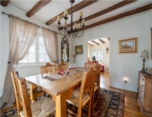 - une salle à manger avec une table et des chaises en bois dans l'établissement Harmony House, 3 Bedrooms, 2 wood fireplaces, 3 patios, à Santa Fe