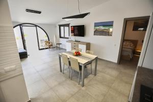 cocina y sala de estar con mesa y sillas en Villa Sotavento Adults Only, en Playa de Jandía
