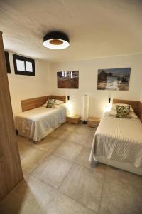 Un dormitorio con dos camas y un techo. en Villa Sotavento Modern new apartment in Park Natural Adults Only, en Playa de Jandía 4 fotos más