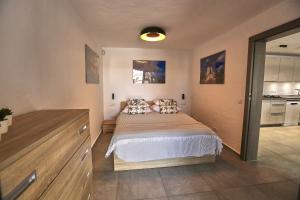 Un dormitorio con una cama y una cocina. en Villa Sotavento Modern new apartment in Park Natural Adults Only, en Playa de Jandía