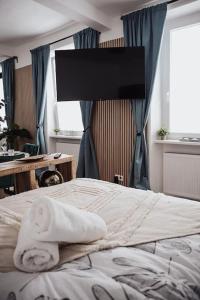 a bedroom with a bed with a towel on it at Cozy Dreams: Deluxe 2-Zimmer-Apartment -Küche in Nürnberg