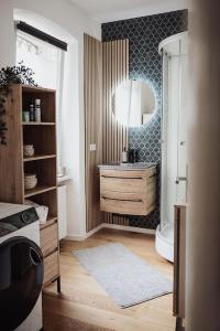 a bathroom with a sink and a mirror at Cozy Dreams: Deluxe 2-Zimmer-Apartment -Küche in Nürnberg