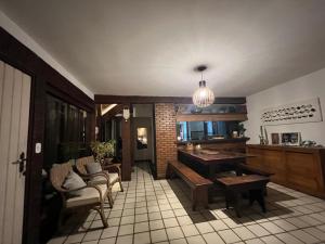 - une cuisine avec une table et des chaises dans la chambre dans l'établissement Casa em geribá, à Búzios