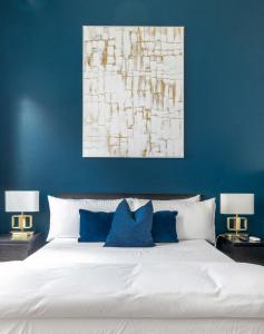 a blue bedroom with a large bed with blue walls at Geranium Giant Close Proximity To Piedmont Park in Atlanta