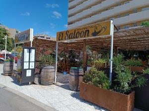 una señal para una tienda de jardinería con macetas en Playa del Ingles terrace pool View 207, en San Bartolomé