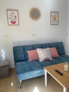 um sofá azul numa sala de estar com uma mesa em Estudio TAU em Jerez de los Caballeros