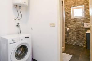 a washer and dryer in a room with a bathroom at Holiday house with a parking space Dingac - Pristranj, Peljesac - 660 in Trstenik