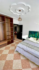 a bedroom with a bed and a ceiling at Apartamento Al Boustane-nador aljadid in Nador
