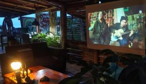Fábrica de Experiencias - FINCA COMPLETA 2 personas في سانتا إيلينا: غرفة معيشة مع تلفزيون وطاولة