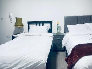 Postel nebo postele na pokoji v ubytování 1 bed apartment with 2 beds 1 double plus 1 single