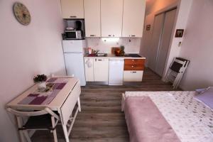Cuina o zona de cuina de Apartments by the sea Rogoznica - 4805