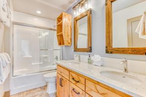 een badkamer met een wastafel, een toilet en een spiegel bij McKenzie River Retreat in Vida