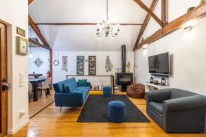 ein Wohnzimmer mit 2 blauen Sofas und einem TV in der Unterkunft Casa Sobreiros in Sever do Vouga